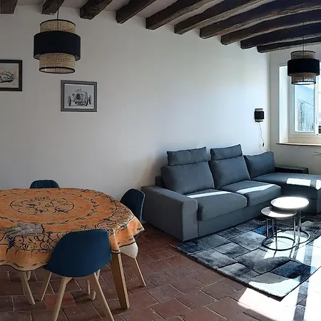 Proche Des Châteaux De La Loire Avec Jardin Privatif Et Parking. - Fr-1-410-426